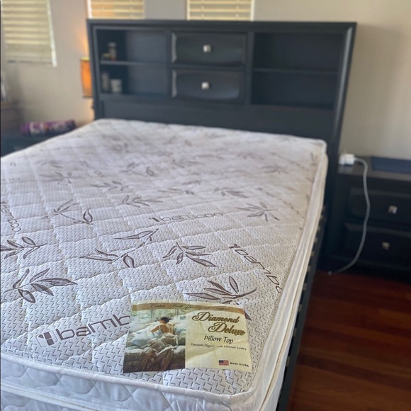 Queen bed mattress - Picture 1 of 1